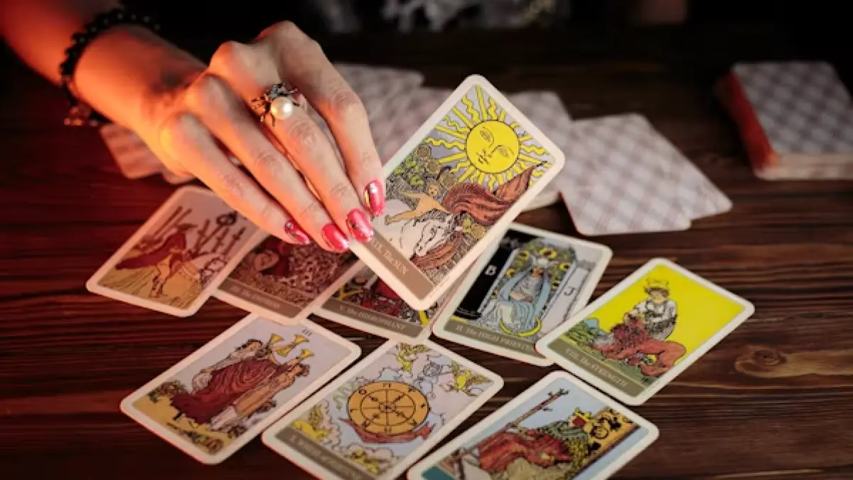 Makna kartu The Lovers dalam tarot reading. Sumber: unsplash.com
