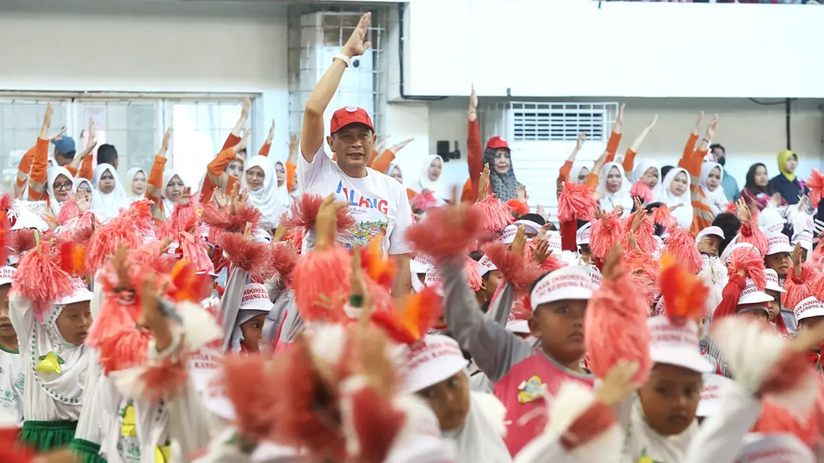 PERINGATAN HUT RI: Wali Kota Malang Wahyu Hidayat ikut senam bersama para pelajar PAUD di GOR Ken Arok, kemarin pagi. (Darmono/Radar Malang)