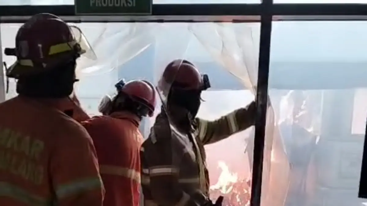 Personel Damkar Kota Malang memadamkan area RSSA yang terbakar. (Istimewa)