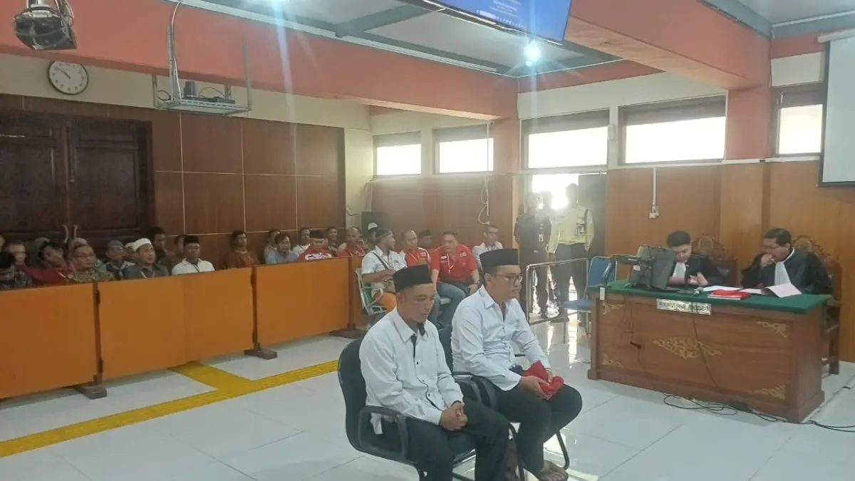 TERTUNDUK: Dua terdakwa yang membunuh mahasiswi UMM Faradila Amalia Najwa Agus Muhamad Saleman (duduk, kanan) dan Suyitno mendengarkan Kasi Pidum Kejari Kota Batu Budi Murwanto membaca replik pleidoi, di Ruang Cakra, Pengadilan Negeri (PN) Malang, pada Rabu siang (9/9).