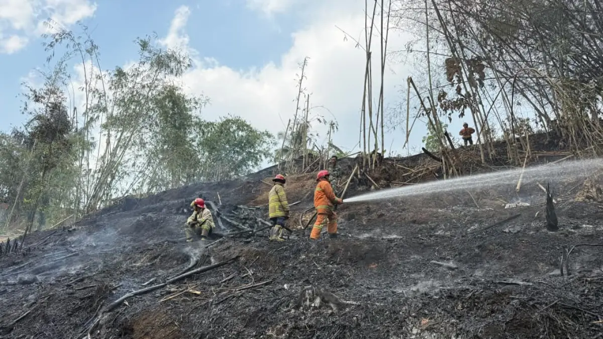 WARGA HARUS WASPADA: Tiga orang petugas dari UPT Pemadam Kebakaran Kota Malang tengah berusaha memadamkan titik api di lahan. Selama Januari sampai Agustus 2026 terjadi 85 kejadian kebakaran. 