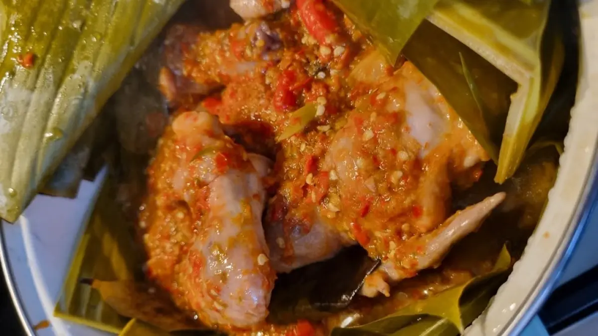 Ayam songkem menjadi salah satu pilihan kuliner khas Madura yang dapat ditemukan di Malang (sumber: pinterest @ndr(^з^)-☆)