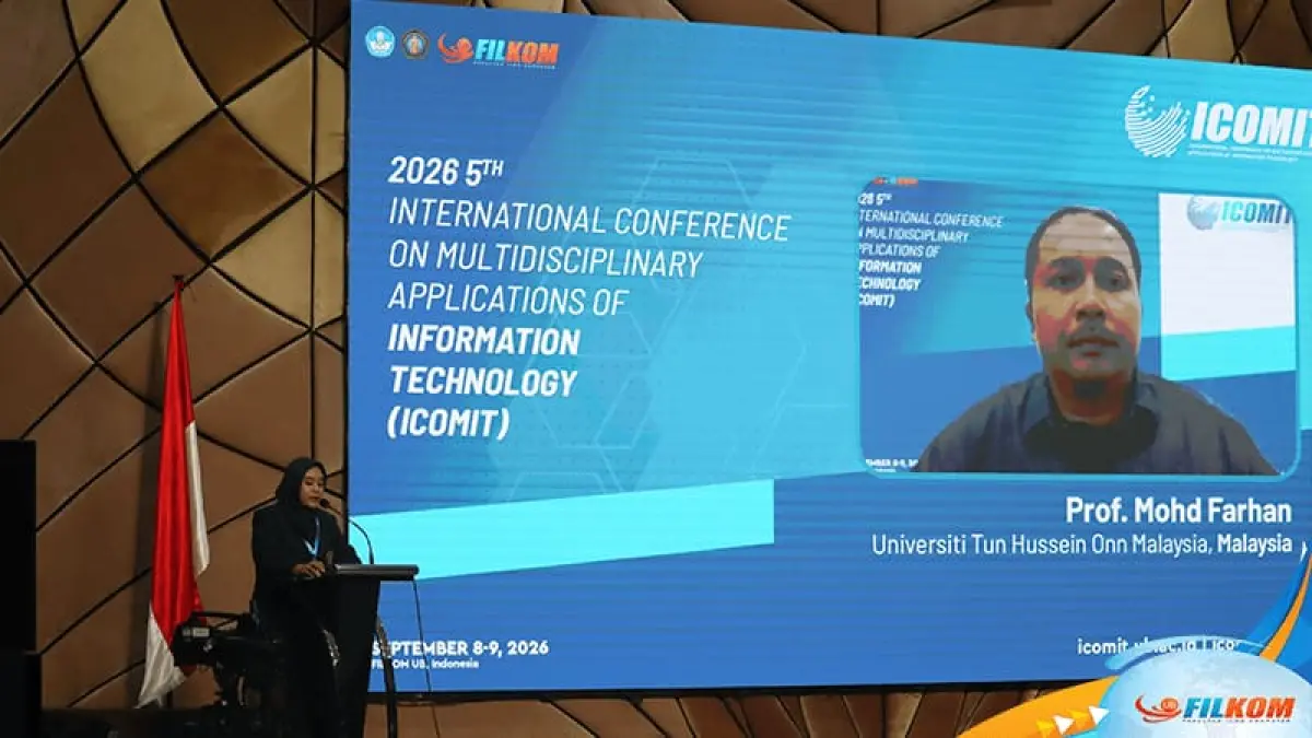 Edita Rosana Widasari, S.T., M.T., M.Eng., Ph.D., memberikan sambutan pembuka pada The 5th International Conference on Multidisciplinary Applications of Information Technology (ICOMIT 2026) di Auditorium FILKOM UB, Selasa (8/9/2026).