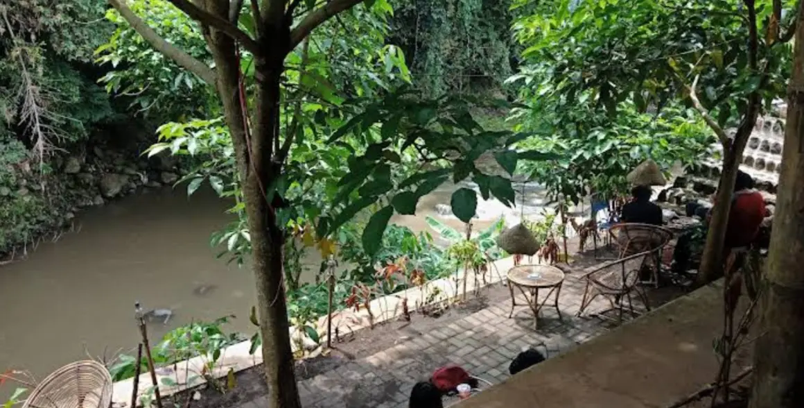 Kafe Andhap Asor dengan suasana asri di tepi Sungai Brantas. (Sumber: Google Maps : Novandre Darmawan)