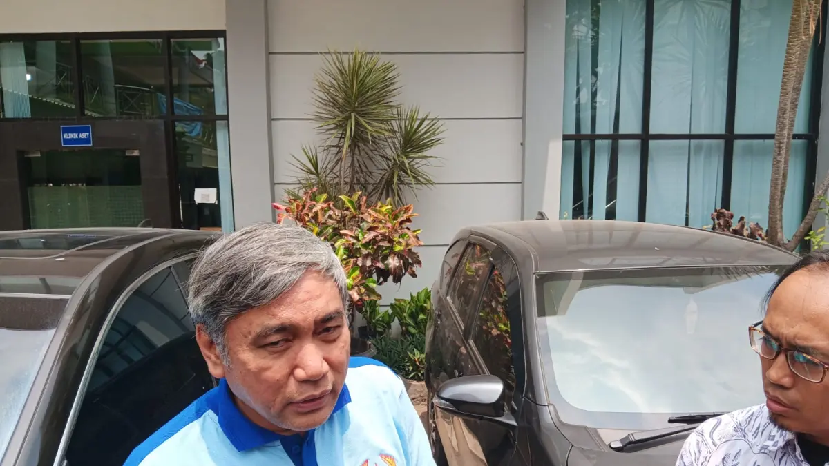 Ketua KONI Malang Djoni Sudjatmoko menjawab pertanyaan wartawan terkait penjaringan data atlet untuk persiapan Porprov 2029. (Andika Satria Perdana/Radar Malang)