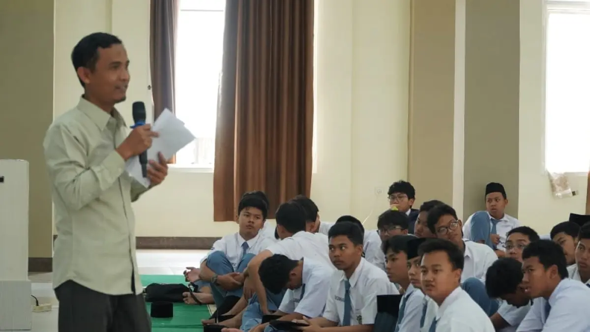 LITERASI: Para siswa SMA Ar-Rohmah putra mengikuti workshop penulisan dalam rangkaian kegiatan Aksara 2026 Selasa (8/9).