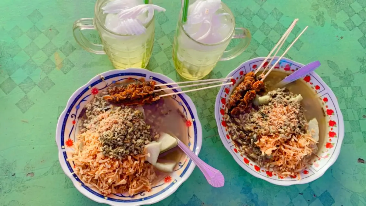 Lontong kupang disajikan dengan kuah gurih dan kupang, lengkap dengan lento dan sate kerang (sumber: pinterest @ghaniyy_aa)