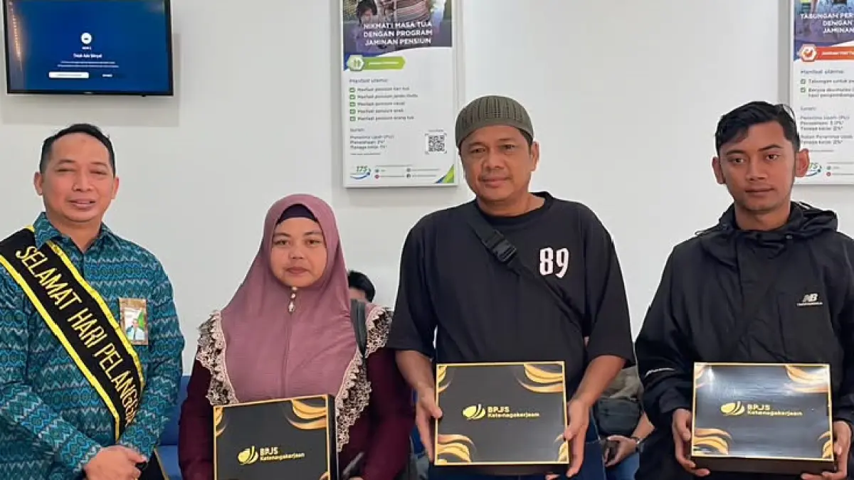 Para peserta menerima hadiah dari BPJS Ketenagakerjaan Malang Kepanjen