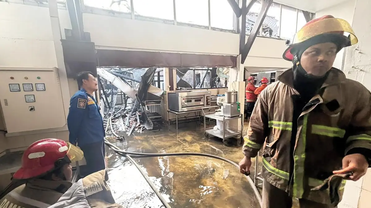 PASTIKAN PASIEN AMAN: Petugas Damkar Kota Malang memeriksa bangunan di RSUD dr Saiful Anwar (RSSA) Malang yang terdampak kebakaran, kemarin. (Polresta Malang Kota For Radar Malang)
