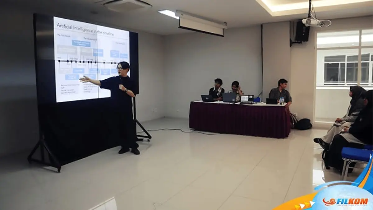 Profesor Nakashima Yuta dari The University of Osaka memberikan kuliah tamu di FILKOM UB, Selasa (8/9/2026).