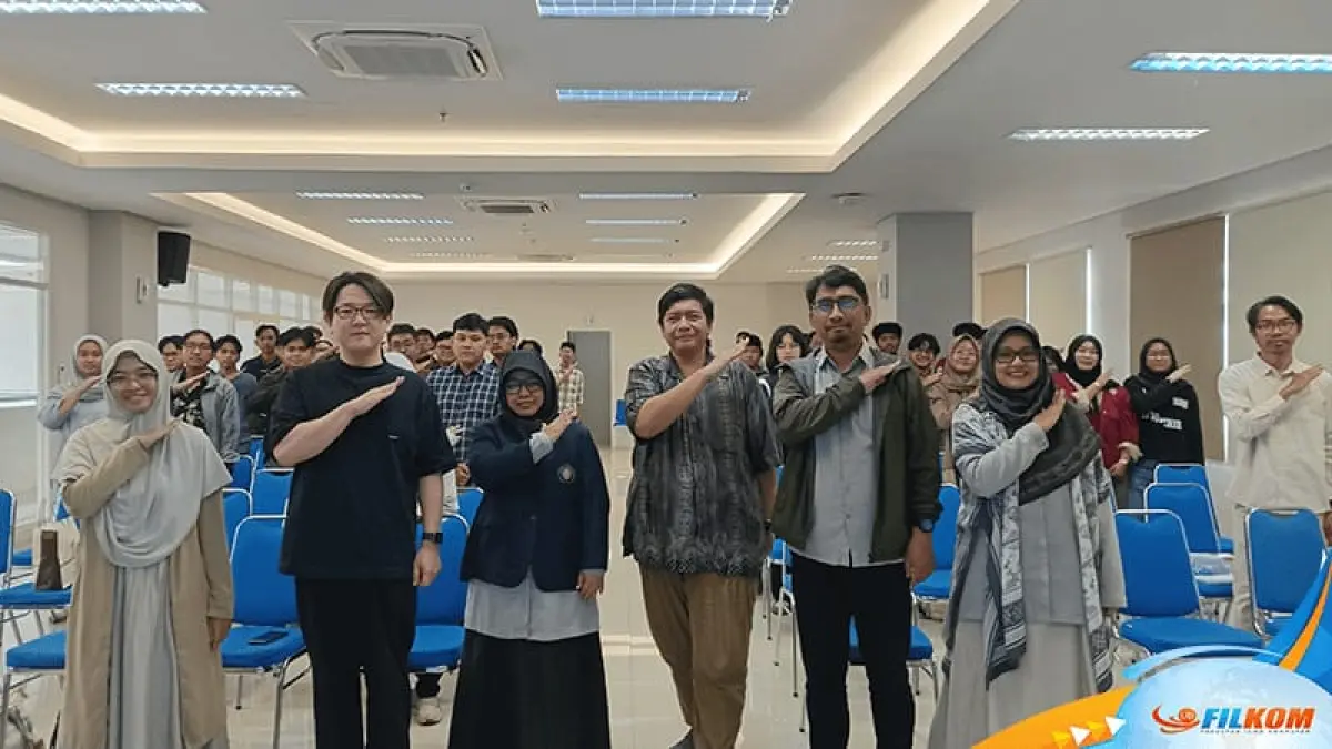 
Sesi foto bersama kuliah tamu, Does a Machine Understand? Explainability and Bias in AI, di FILKOM UB, Selasa (8/9/2026).
