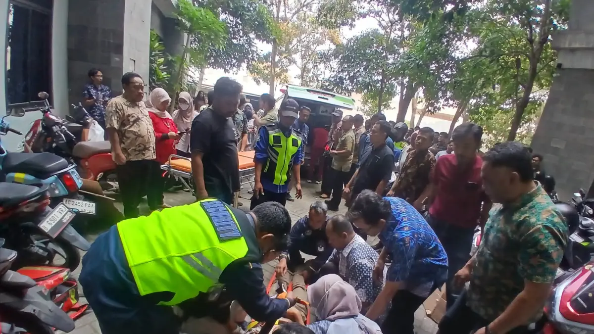 Sivitas akademika UB mengevakuasi mahasiswa yang tak sadarkan diri di kampus setelah diduga bunuh diri, Kamis (10/9). (Polsek Lowokwaru)