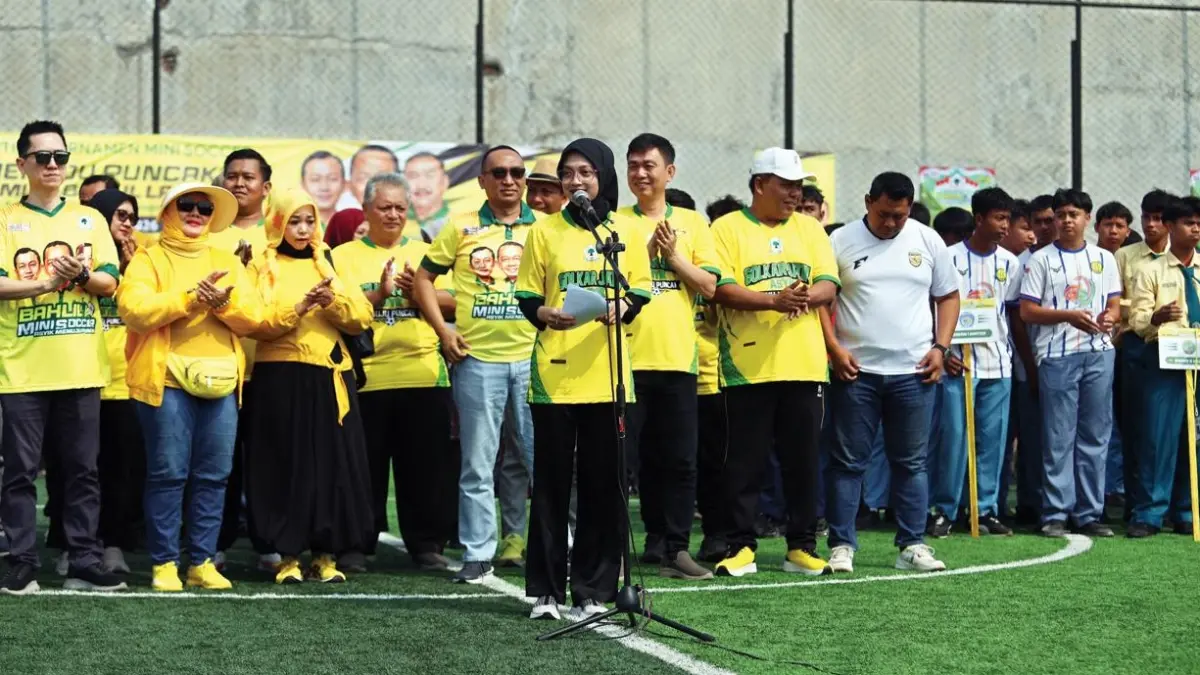 ASYIK MENUJU PUNCAK: Wali Kota Kediri Viananda Prameswati memberi sambutan dalam pembukaan Turnamen Bahlil Mini Soccer U-17 Asyik Menuju Puncak Zona 4 Kediri di lapangan Inzia Minisoccer, Kecamatan Ngasem, Kabupaten Kediri, kemarin. (WAHYU ADJI F/RADAR KEDIRI)
