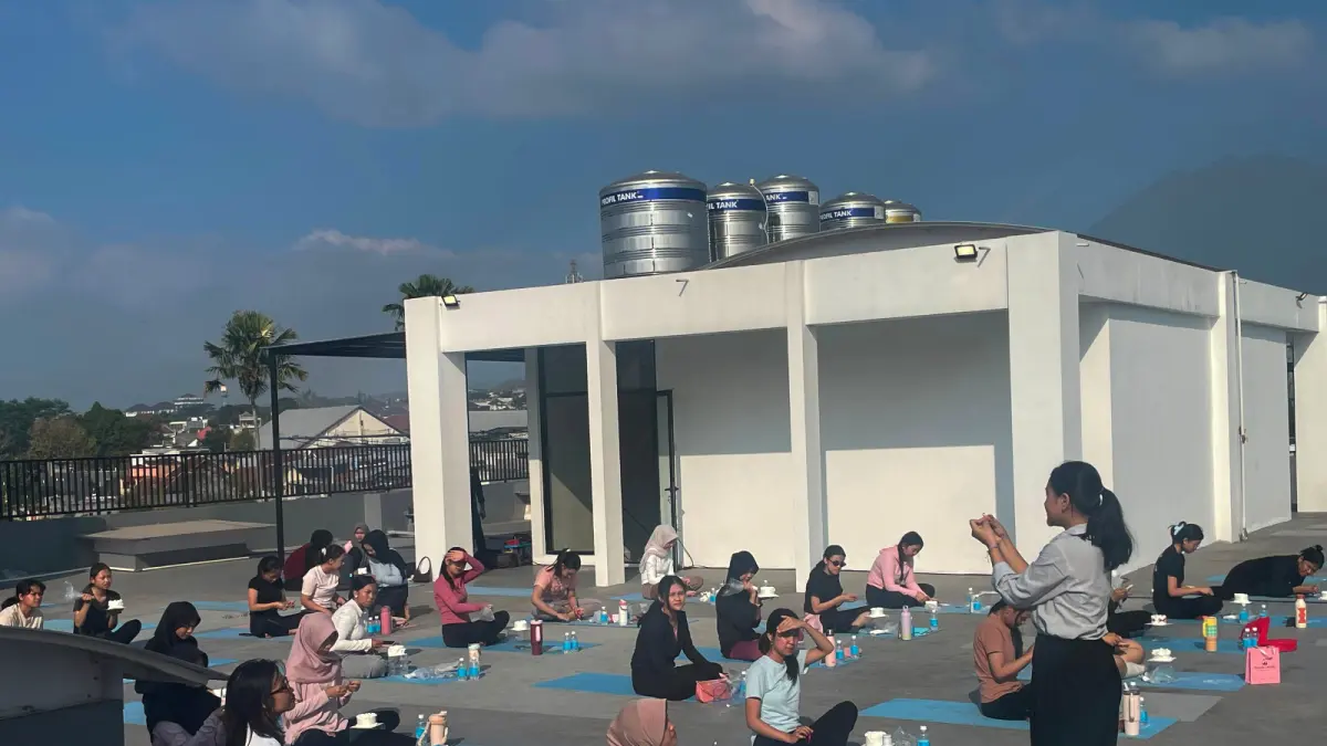 ANTUSIAS: Para penghuni Luma Boarding House berfoto bersama setelah melakukan yoga pada Minggu (23/8). (Andika Satria/Radar Malang)