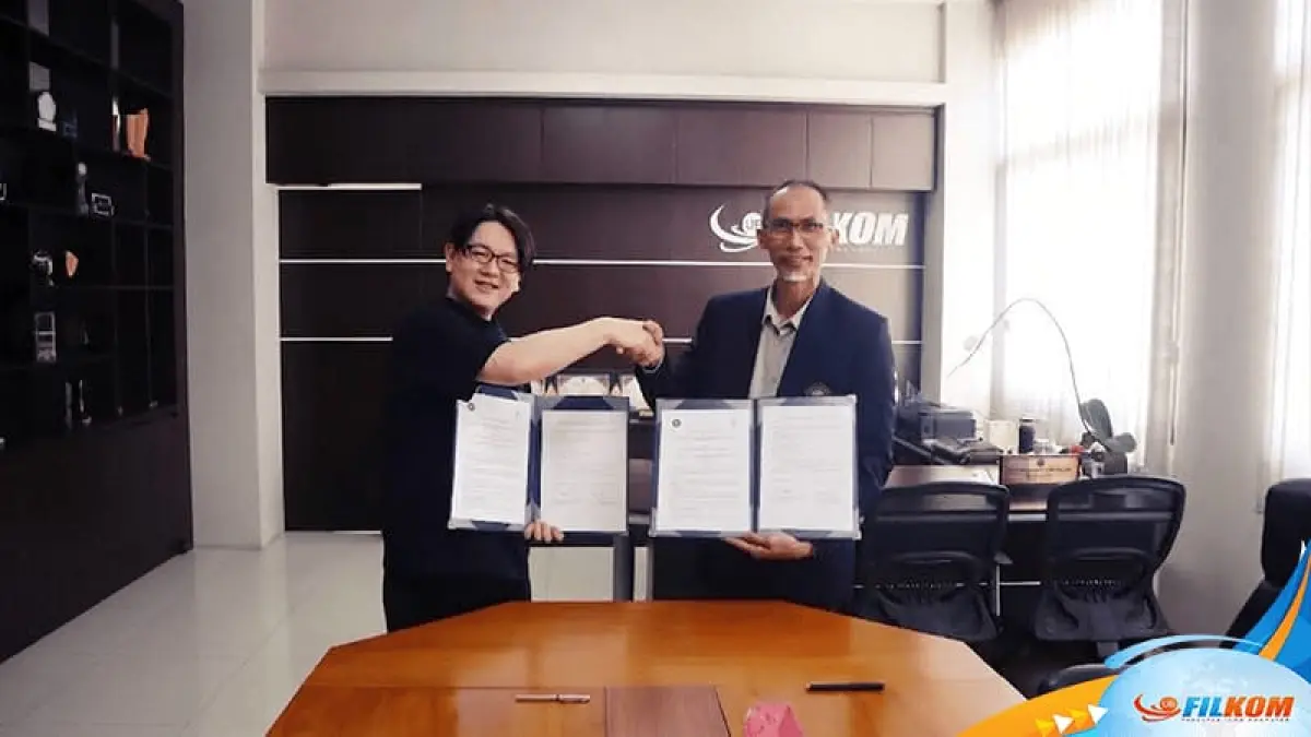 Dekan FILKOM UB, Ir. Tri Astoto Kurniawan, S.T., M.T., Ph.D., IPM., dan Prof. Yuta Nakashima, Kepala Nakashima Laboratory SANKEN Osaka University, menandatangani Implementation Agreement di FILKOM UB, Selasa (8/9/2026).