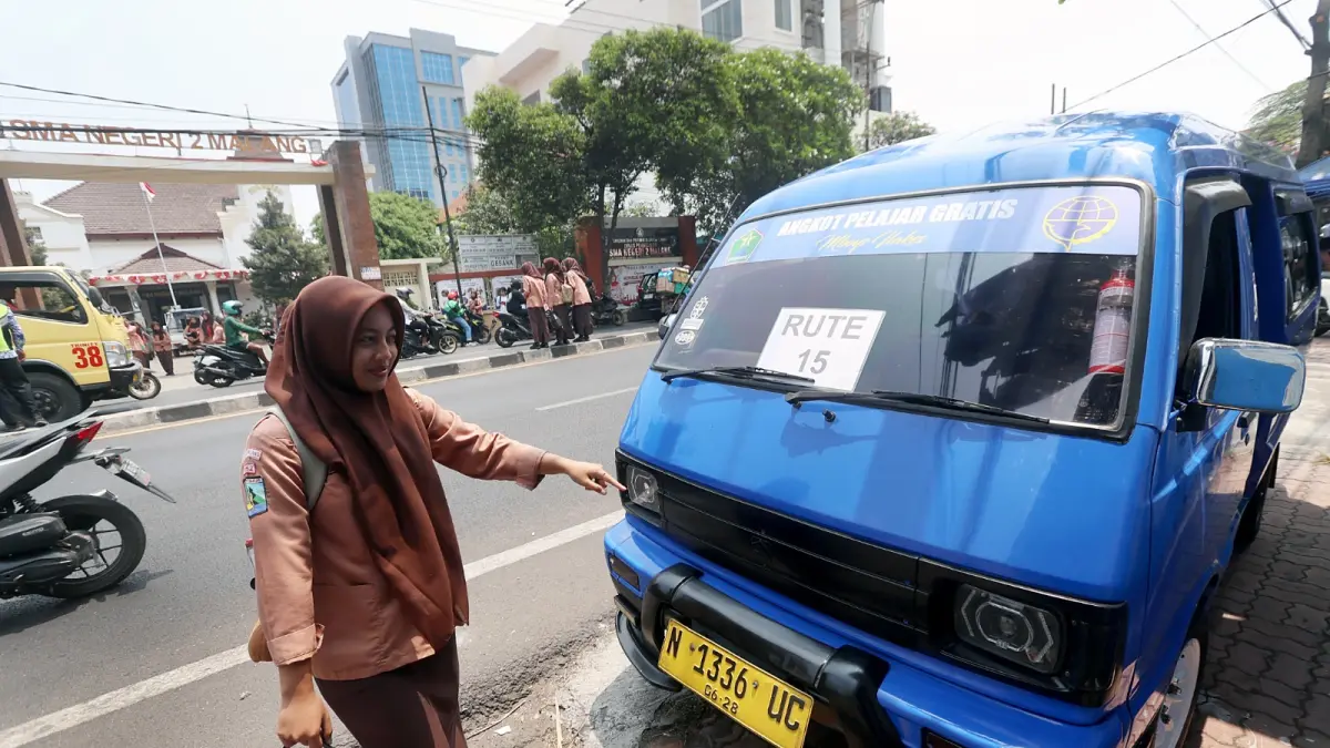 DISOROT DEWAN: Salah satu angkot pelajar di rute 15 berhenti di depan SMAN 2 Malang, kemarin. Tidak semua rute peminatnya tinggi. (Darmono/Radar Malang)