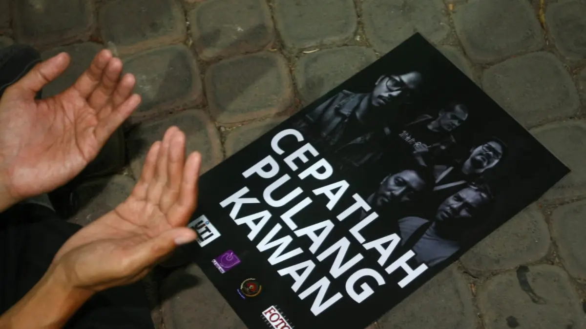 Doa bersama dari wartawan Malang Raya untuk lima jurnalis dan tiga kru yang hilang di Selat Sunda. (Hayyu Yudha Prabowo for Radar Malang)