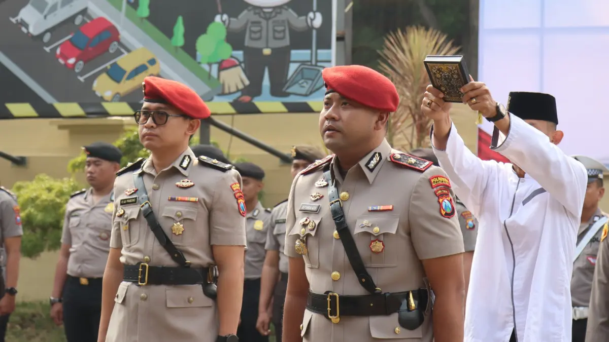Kompol Septiawan Adi Prihartono (kanan) dilantik Kasatreskrim baru Polresta Malang Kota. (Humas Polresta Malang Kota)