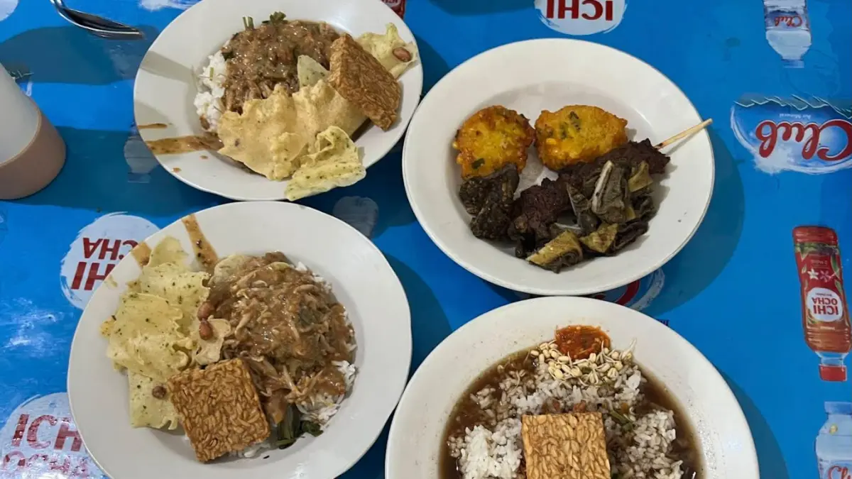 Pecel rawon memadukan sayuran berbumbu kacang dengan kuah rawon yang kaya rempah dalam satu sajian (sumber: maps @Agustinus Winoto)