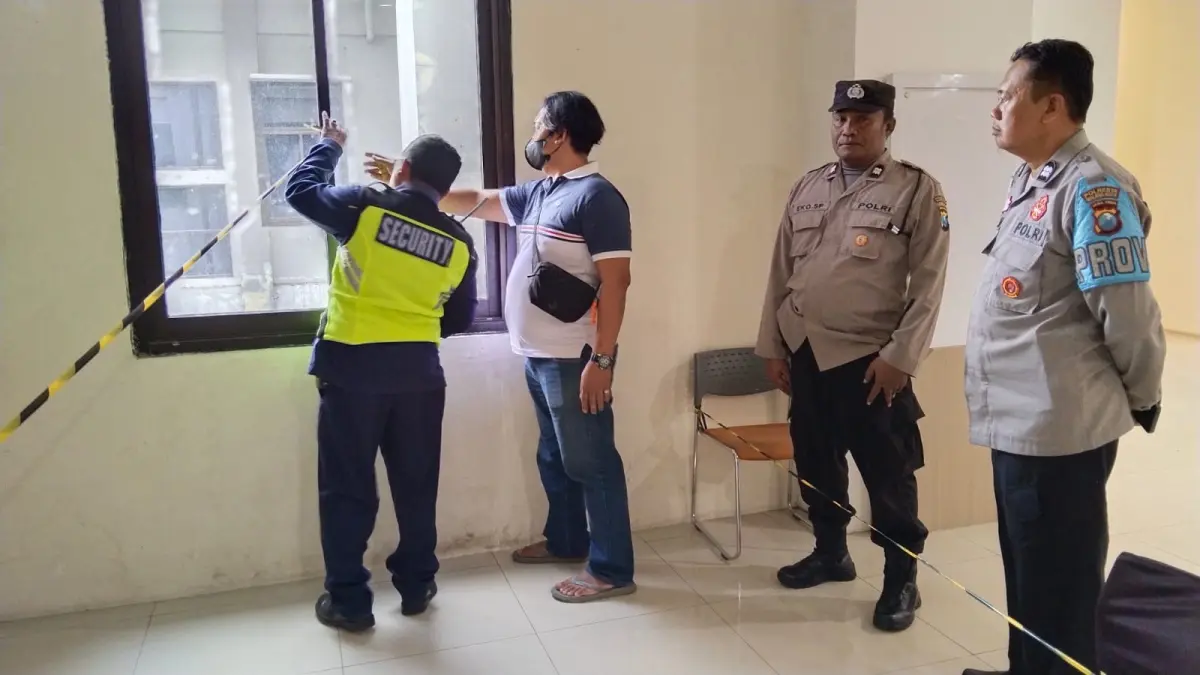 Personel Polsek Lowokwaru memberi garis polisi pada tempat mahasiswa FK UB yang lompat dari lantai 6. (Polsek Lowokwaru)