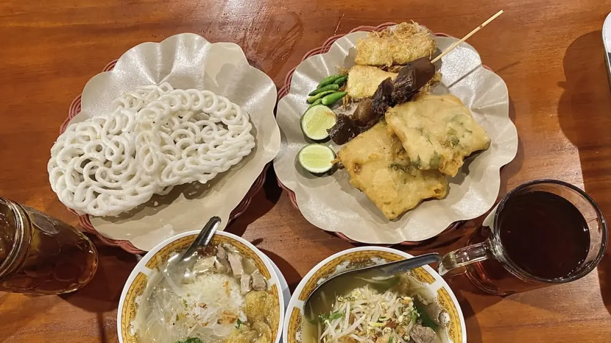 Semangkuk soto dengan karakter kuah yang berbeda di Kota Malang (sumber: @caca)