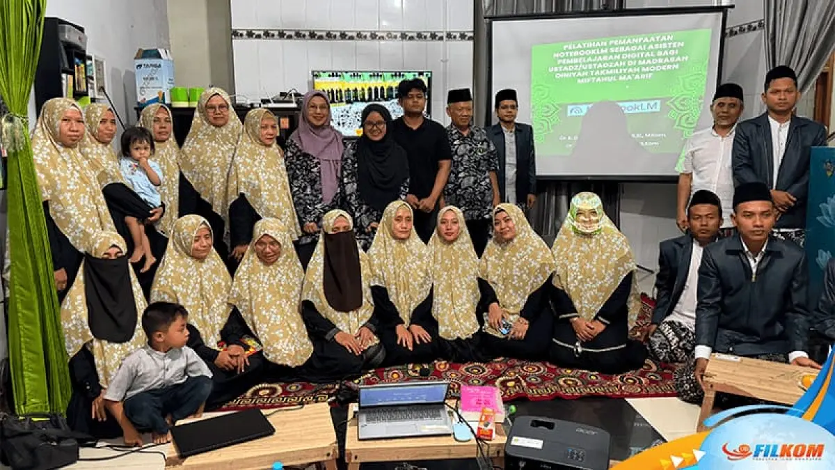 Sesi foto bersama tim Pengmas FILKOM UB bersama Pengajar Madrasah Diniyah di Kamal Bangkalan