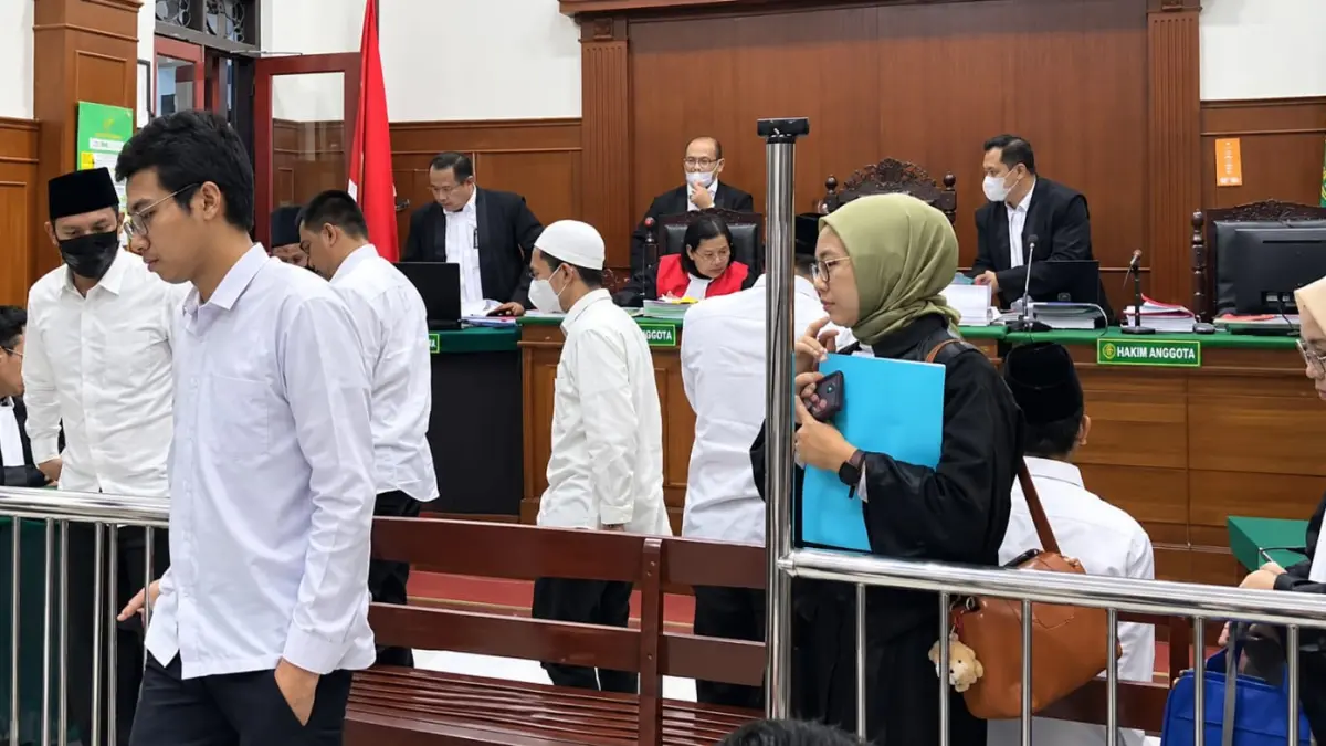 Suasana sidang tiga dokter yang terlibat dalam perjokian di PN Surabaya. (Dokumen Jawa Pos)