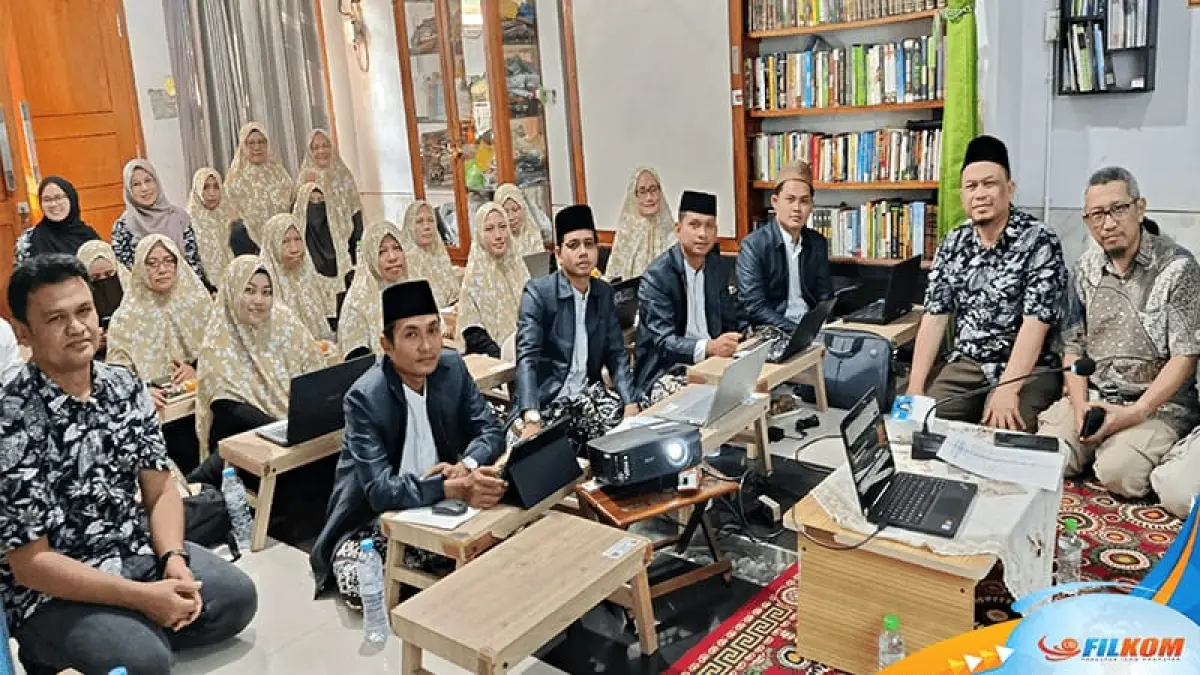 Tim Pengabdian kepada Masyarakat (Pengmas) dari Fakultas Ilmu Komputer Universitas Brawijaya (FILKOM UB) bersama pengurus Madrasah Diniyah Takmiliyah Modern Miftahul Ma’arif