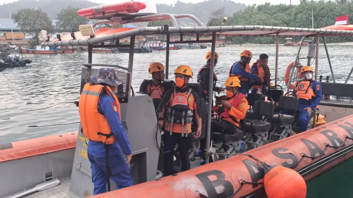 Tim SAR gabungan melakukan pencarian 8 orang hilang saat meliput erupsi Gunung Anak Krakatau. sumber: JawaPos