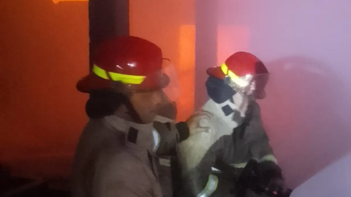 BERJIBAKU: Petugas damkar berjibaku memadamkan kobaran api yang menghanguskan industri tusuk sate di Desa Talok, Kecamatan Turen, Kamis (10/9) malam. Foto kiri,