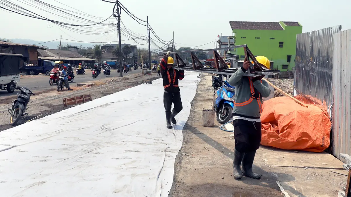 DAPAT PERHATIAN: Proyek jalan di Pasar Gadang banyak dikerjakan pekerja sektor informal. Para pekerja informal itu ditarget dapat perlindungan BPJS Naker.