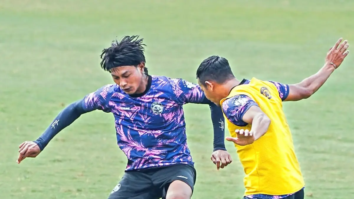 Kapten arema FC Johan ahmat Farizi berusaha melewati Leo Guntara dalam sesi latihan di Batu Soccer Field, Kamis lalu (10/9).