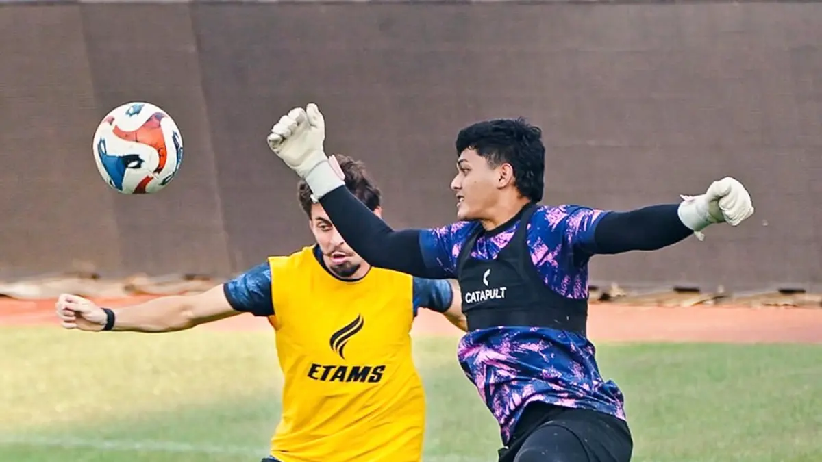 Kiper arema FC adi Satryo menghalau bola dalam sesi latihan di Stadion Kanjuruhan.