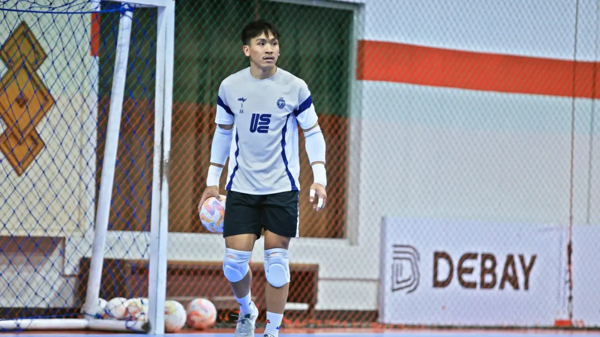 Kiper unggul FC Malang angga ariansyah bersiap melepaskan umpan dalam sesi latihan di unggul Sports Center, kemarin.