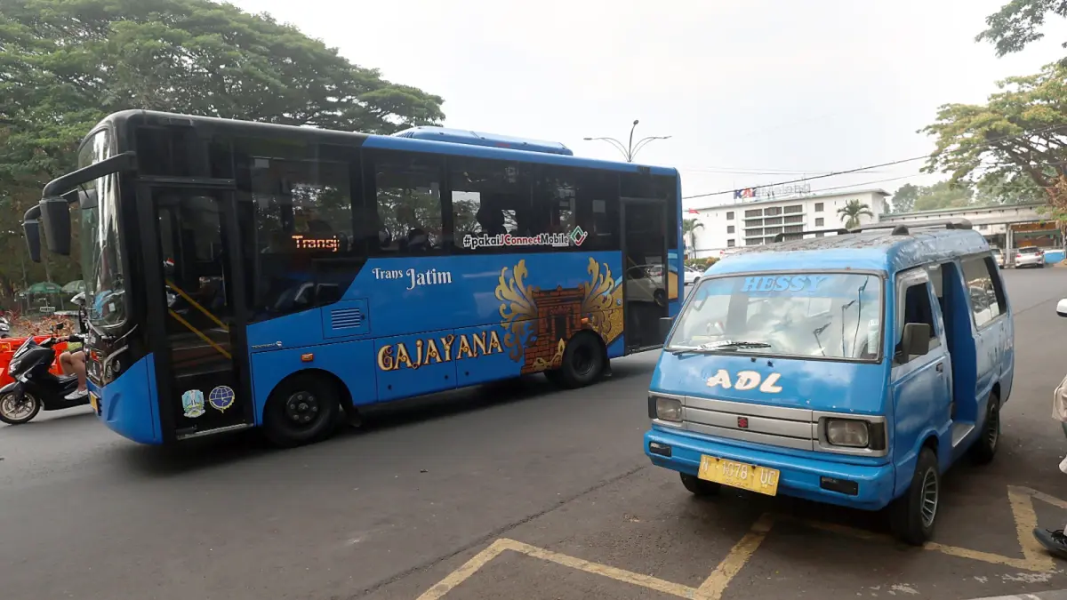 PERSIAPKAN KORIDOR DUA: Salah satu armada Bus Trans Jatim melintas di depan Stasiun Malang Kota Baru, beberapa waktu lalu.