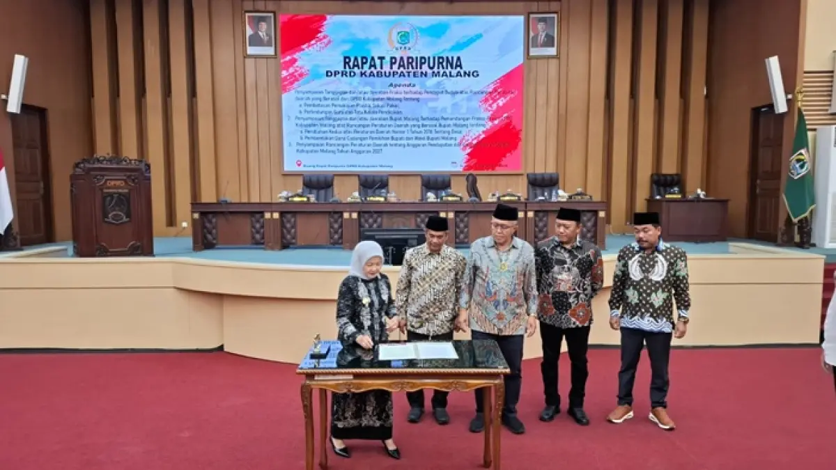 RAPAT PARIPURNA: Wakil Bupati Malang Lathifah Shohib (kiri) menerima dokumen dari pimpinan DPRD Kabupaten Malang kemarin.