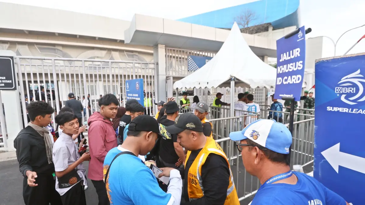 Sejumlah aremania diperiksa petugas keamanan sebelum masuk ring dua Stadion Kanjuruhan. Arema FC akan mencoba sistem Face Id selama setengah musim.