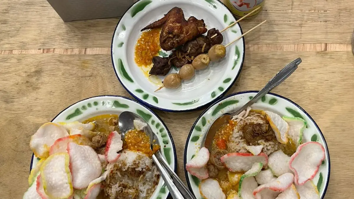 Seporsi gultik dengan kuah gulai hangat dan potongan daging sapi menjadi pilihan kuliner malam yang cocok disantap saat udara Malang mulai dingin (sumber: pinterest @SefiratArt)