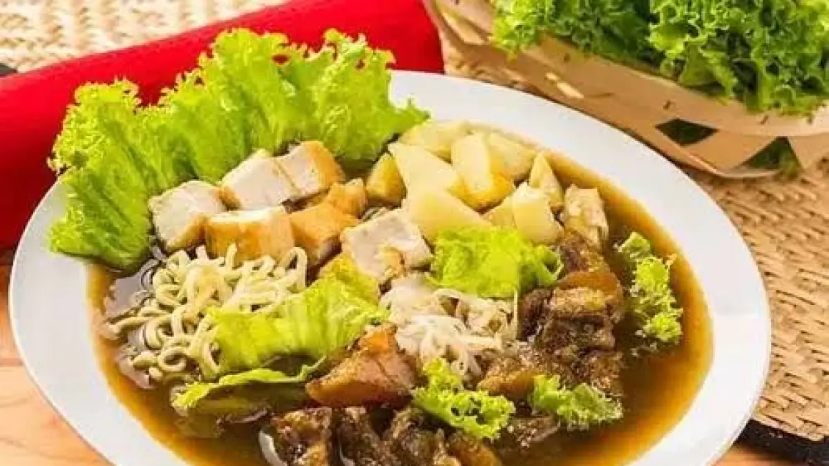 Tahu campur khas Lamongan dengan isian tahu, daging, sayuran, mi, dan perkedel singkong yang disiram kuah gurih serta bumbu petis (sumber: pinterest @EL-Rumi Putra)
