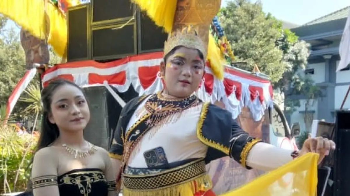 BUDAYA LOKAL: Azaria Fahmi Ramadan memakai kostum tema Ramayana pada Dinoyo Village Cultural Carnival 2026, Minggu (30/8).
