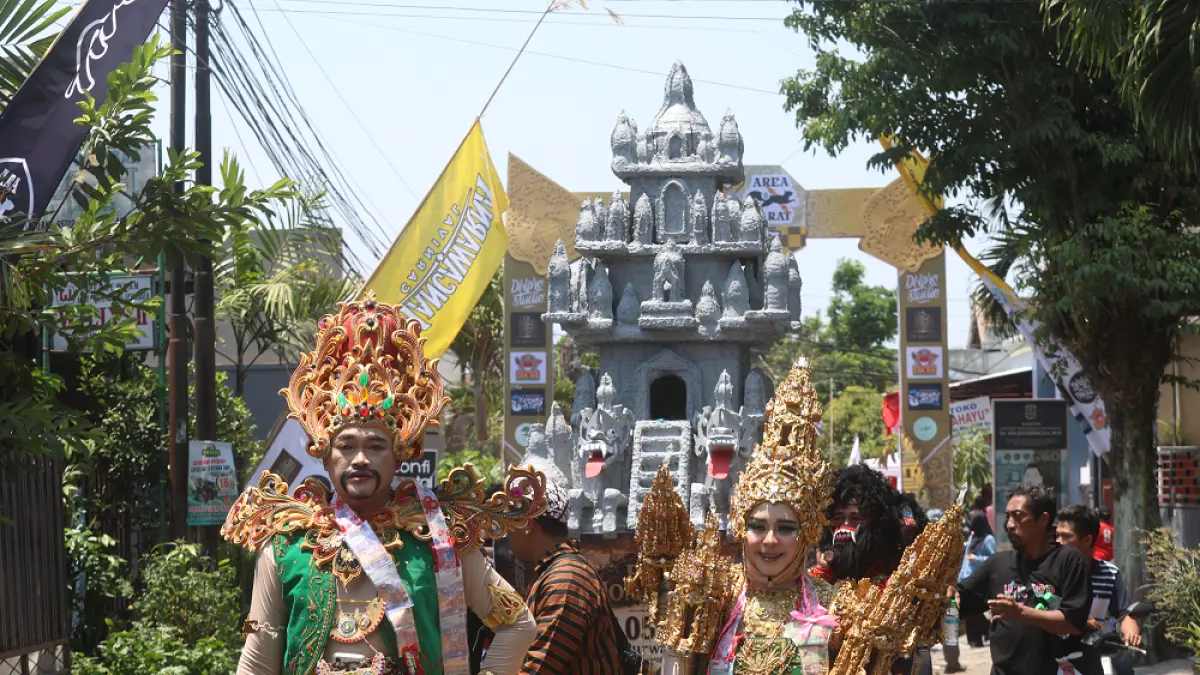 Karnaval melintasi jalanan di Kota Malang (Foto Darmono/Radar Malang)
