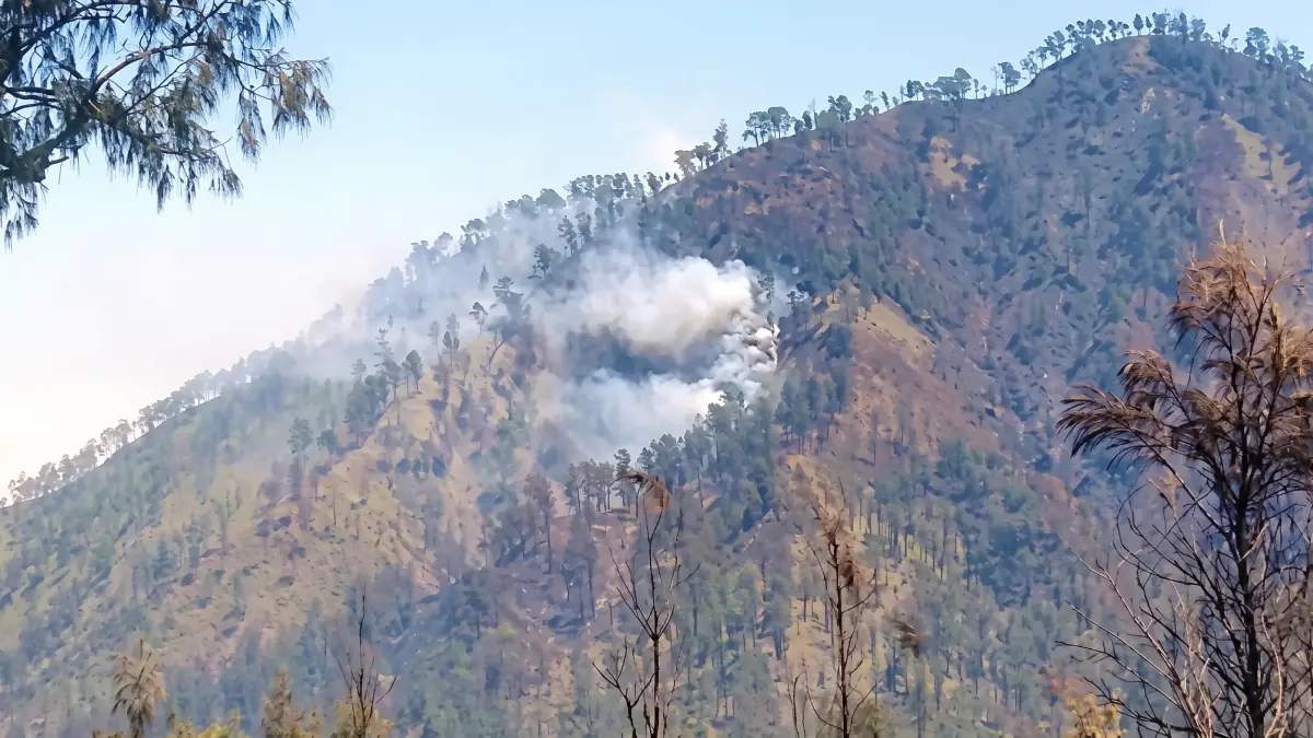Kebakaran hutan dan lahan (karhutla) mulai muncul di puncak Gunung Kawinajang kemarin siang (12/9).
