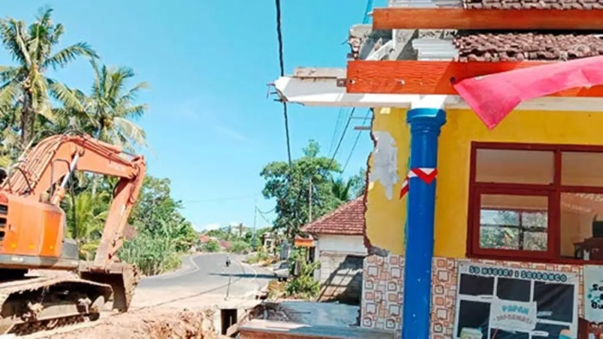 MENUNGGU EKSEKUSI: Kondisi ruang kelas SDN 01 Srigonco yang terkena pelebaran jalan, beberapa waktu lalu.