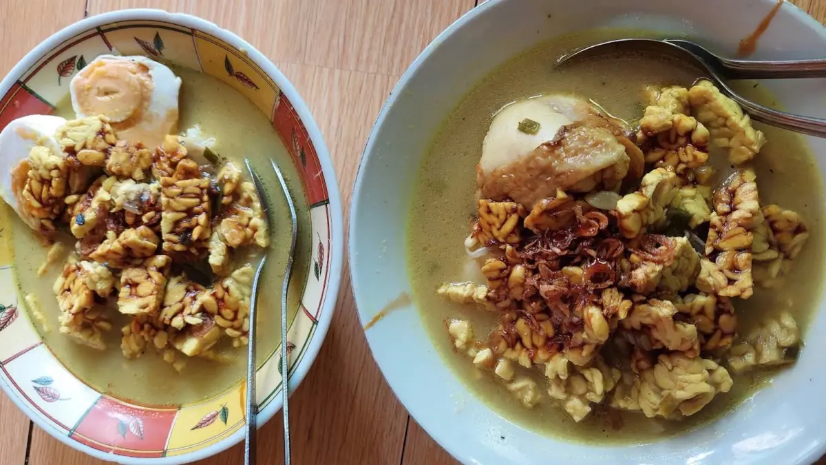 Orem-orem khas Malang dengan irisan tempe, ketupat dan kuah santan gurih (sumber: maps @Dinnysa)