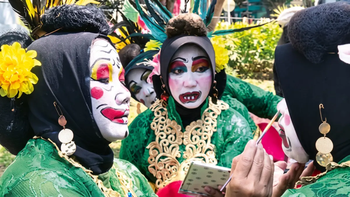 Peserta Dinoyo Village Cultural Carnival 2026 merias wajah temannya dengan tema budaya Lembo pada Minggu (30/8).