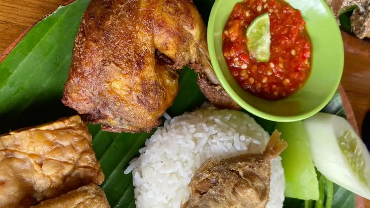 Sego tempong dengan sambal pedas dan lauk yang menggugah selera, salah satu kuliner khas Banyuwangi yang bisa ditemukan di Malang (sumber: pinterest @Marshadina)