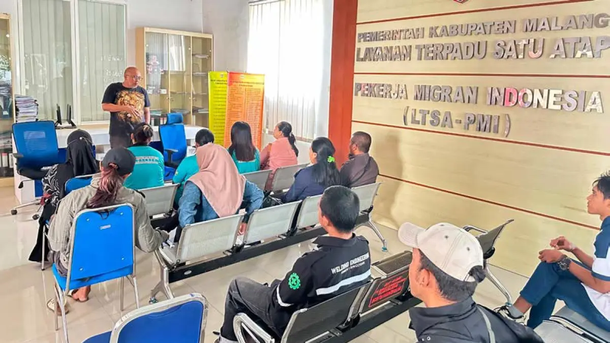 SOSOIALISASI: Kabid Penta Tri Darmawan mengimbau kepada para CPMI sebelum berangkat ke negara tujuan di Aula Disnaker Kepanjen, Beberapa waktu lalu.