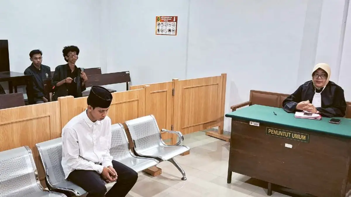 TERDAKWA: Trio Candra Prasetyo alias Fikri, 18, menjalani sidang di PN Kepanjen beberapa waktu lalu.
