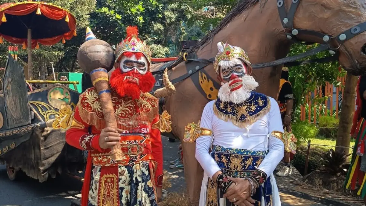 TOTALITAS: Agus memakai pakaian Anoman dalam Dinoyo Village Cultural Carnival 2026, Minggu (30/8).