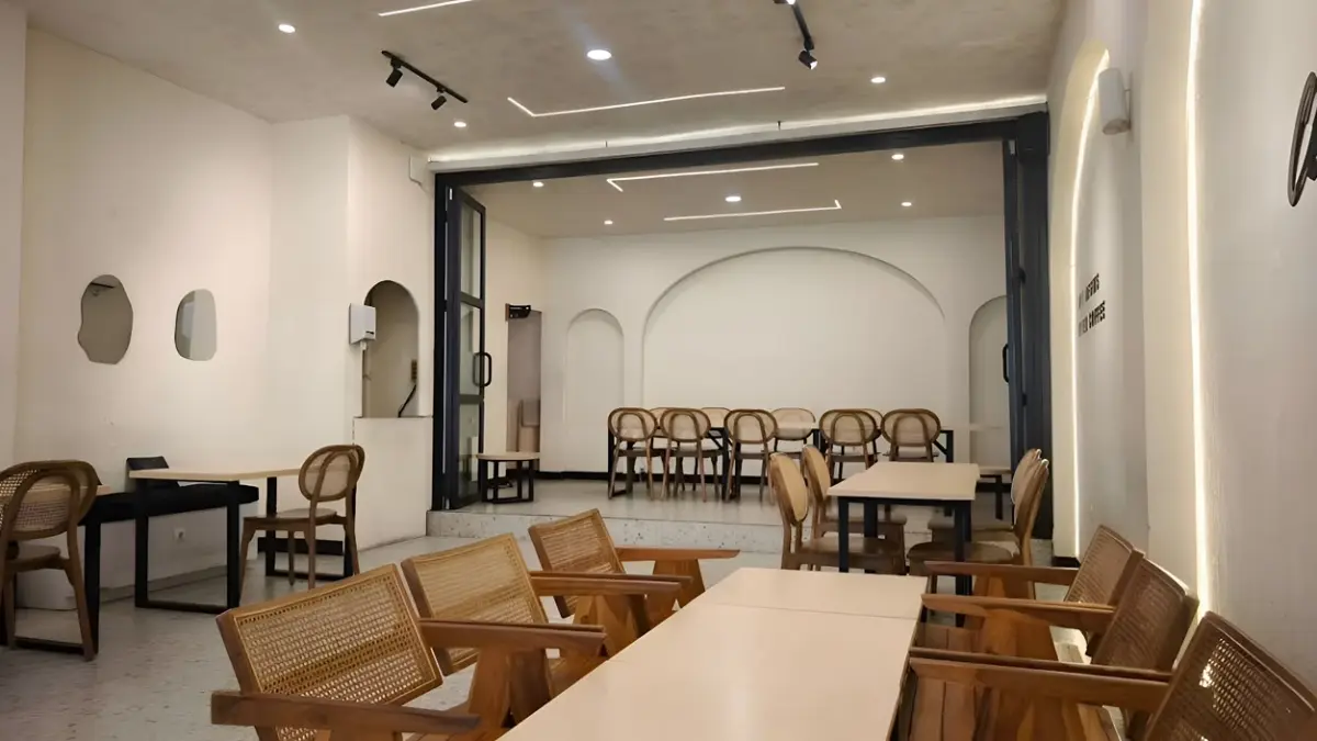 Area lantai 2 KAF Cafe. (Nabil Zidane/Google Maps)